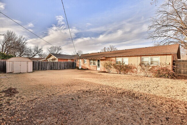 Building Photo - Large & Recently Updated!