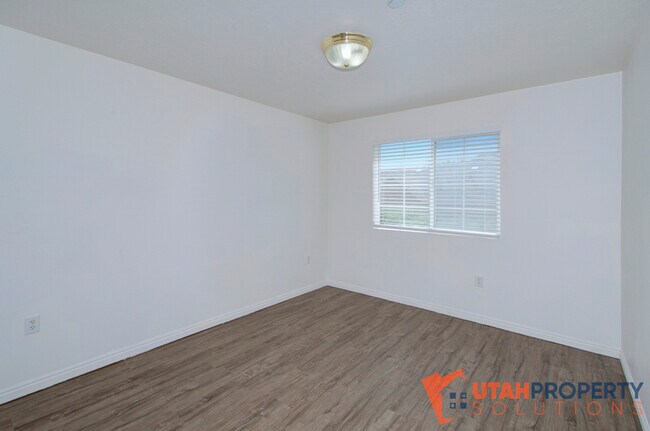 Building Photo - 2101 N Aurora Way
