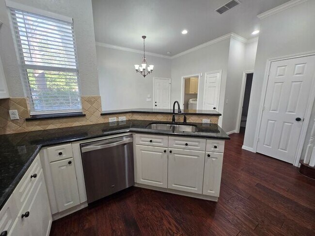 Building Photo - 6116 Thursby Ave