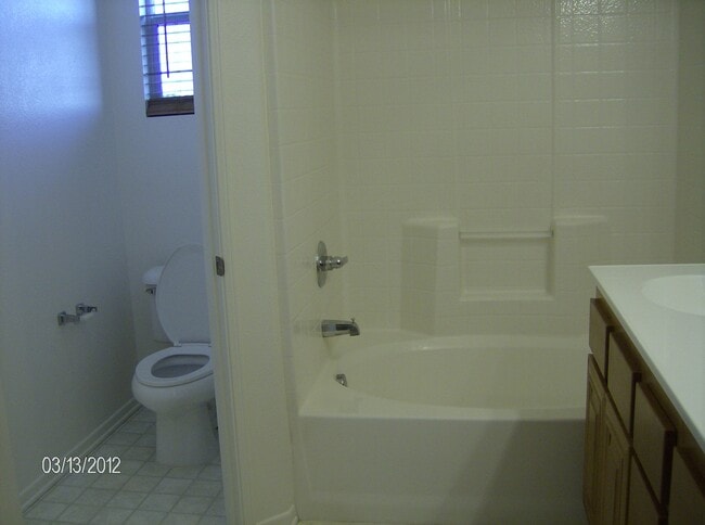 Building Photo - Spacious Three Bedroom Townhouse with Atta...