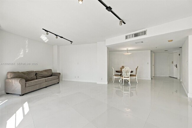 Building Photo - 3475 N Country Club Dr