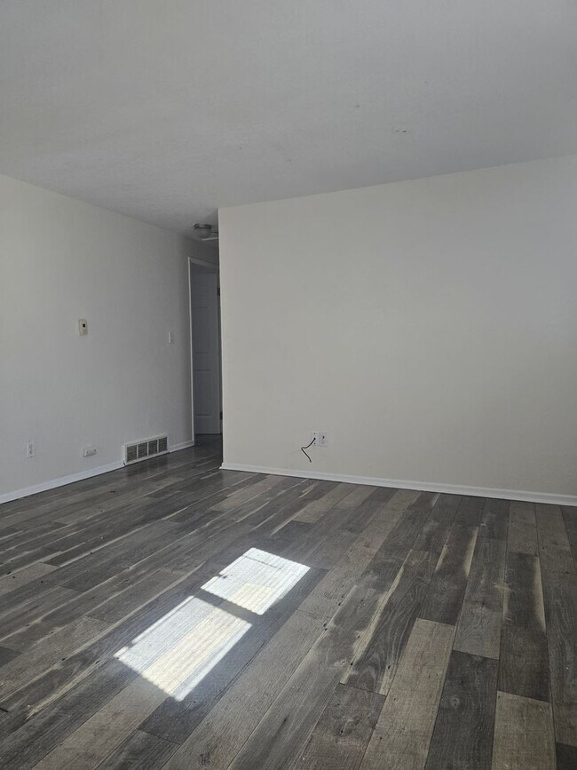 Building Photo - 3 Bed, 1 Bath Duplex Available Now in Aurora