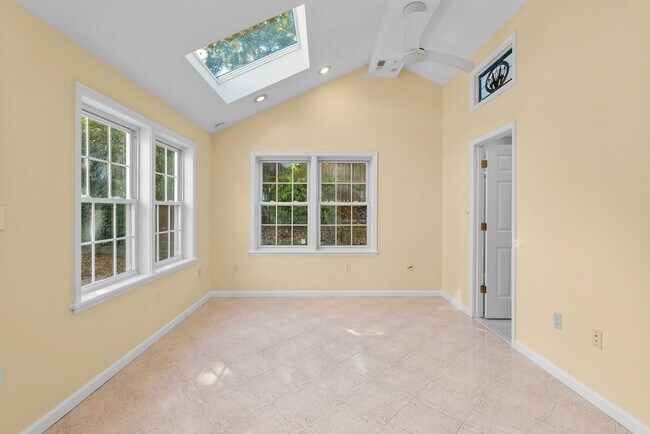 Building Photo - 3 Bed 3 Bath - Kensington Craftsman - Move In Ready