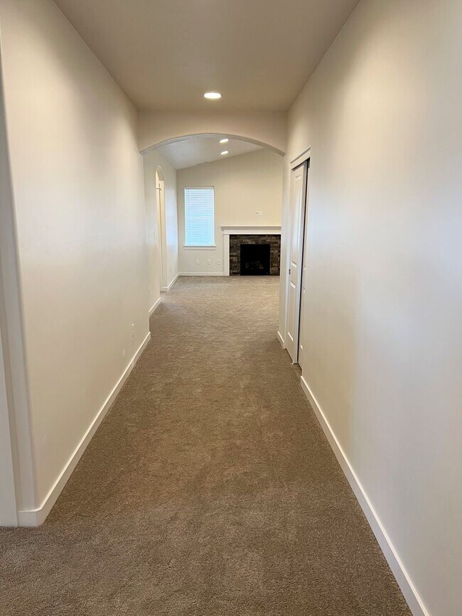 Building Photo - Beautiful, 3 bed 2 bath home close to lake...