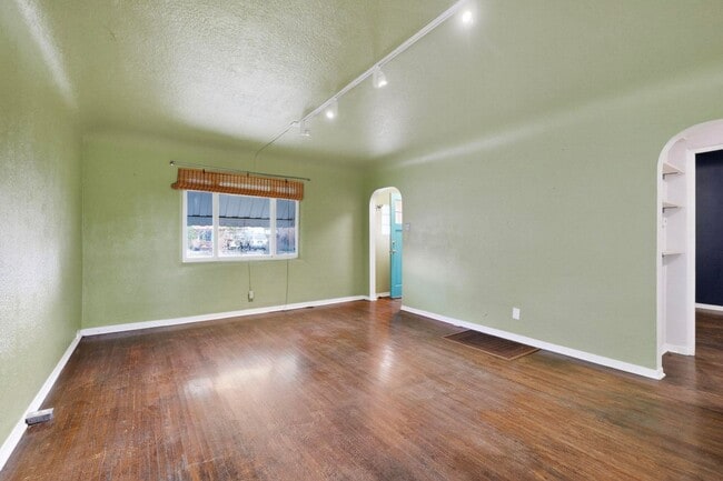 Building Photo - UPTOWN 2/bd 1/ba 1/cg 950/sf