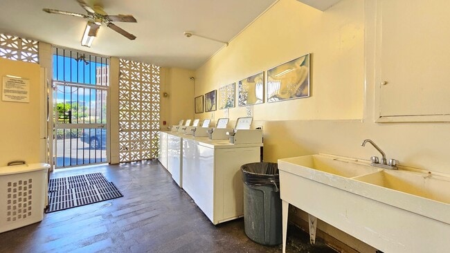 Building Photo - Holiday Village - renovated studio with on...