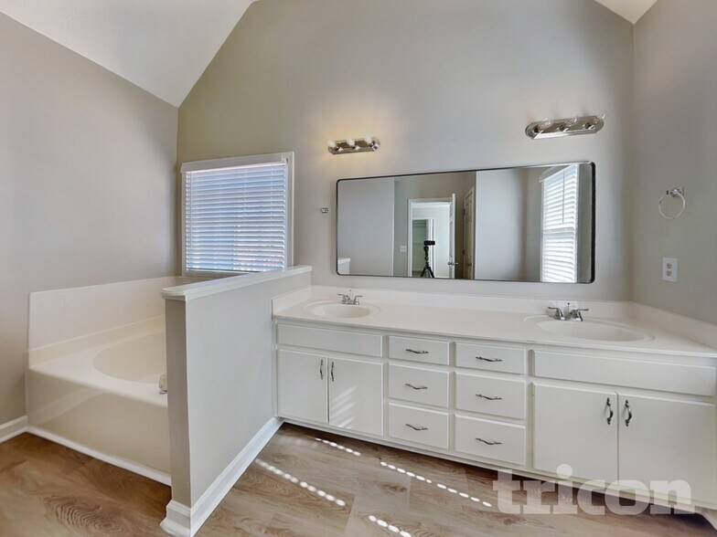 Building Photo - 1928 Walden Park Dr