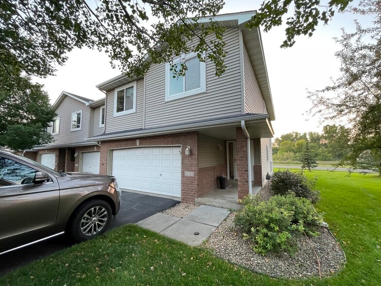 Entrance to the end unit - 15115 Cimarron Ct