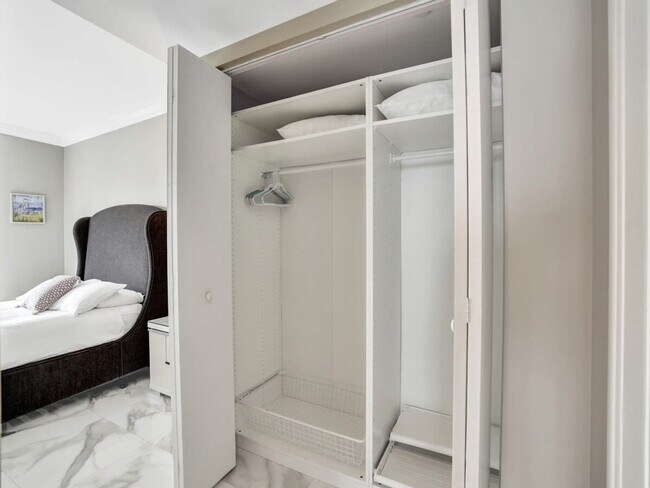 Building Photo - 2602 E Hallandale Beach Blvd