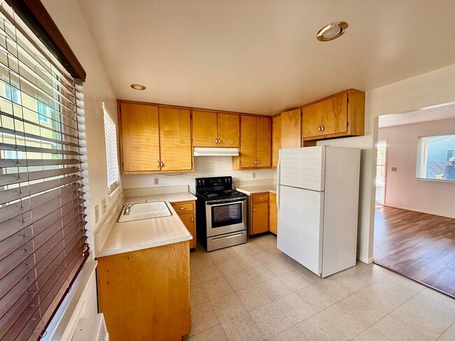 Building Photo - 287 E Elm St