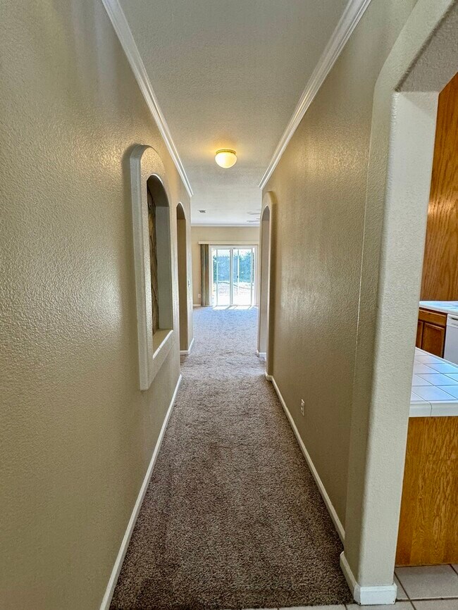Building Photo - Beautiful 3 Bed / 2 Bath Home with 2-Car Garage in Roseville