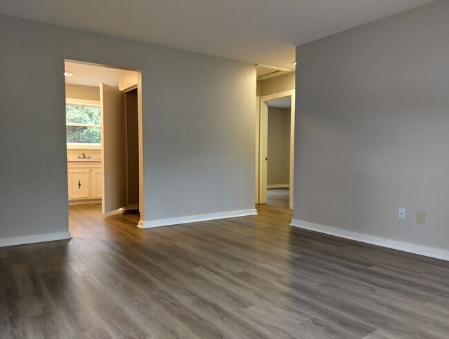 Building Photo - 7446 Bellehaven Dr