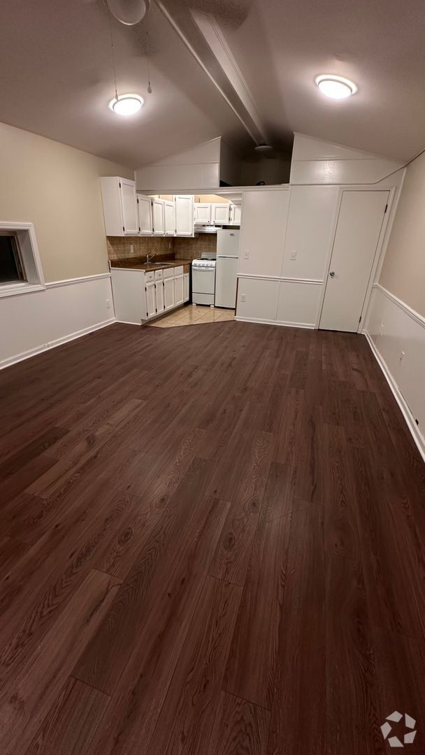 Building Photo - Nice 1 Bed 1 Bath Unit! Available Now!