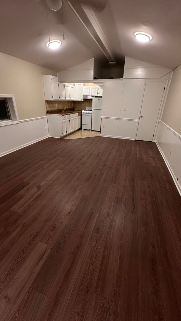 Building Photo - Nice 1 Bed 1 Bath Unit! Available Now!