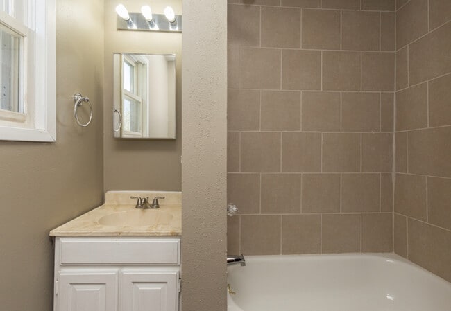 Building Photo - 2 Bedroom 1 Bath - Pyramid Properties!!