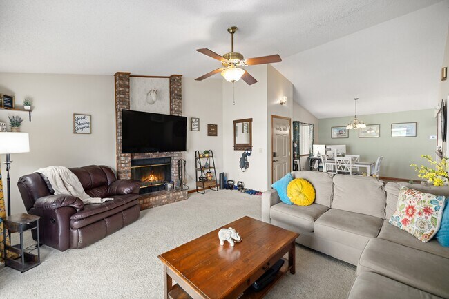 Building Photo - 206 Cedar Ridge Way