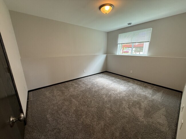 Building Photo - 930 Waters Edge Ct