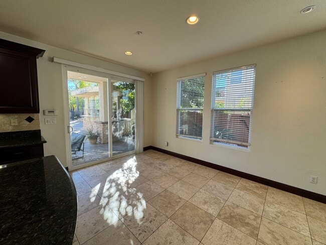 Building Photo - 5 Bedroom Luxury home