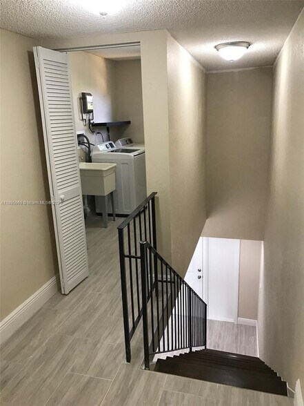Building Photo - 9353 Fontainebleau Blvd