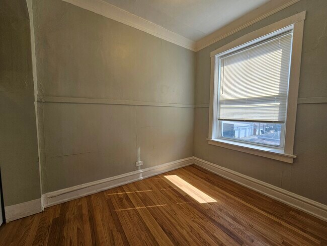 Building Photo - 4749 N Monticello Ave