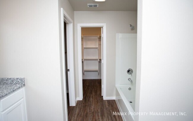 Building Photo - 1916 Langford Ave