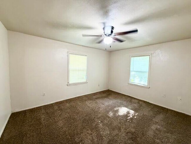 Building Photo - 122 Meadowbrook St