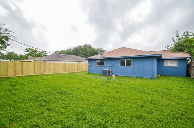 Building Photo - Property available in Old River Manor