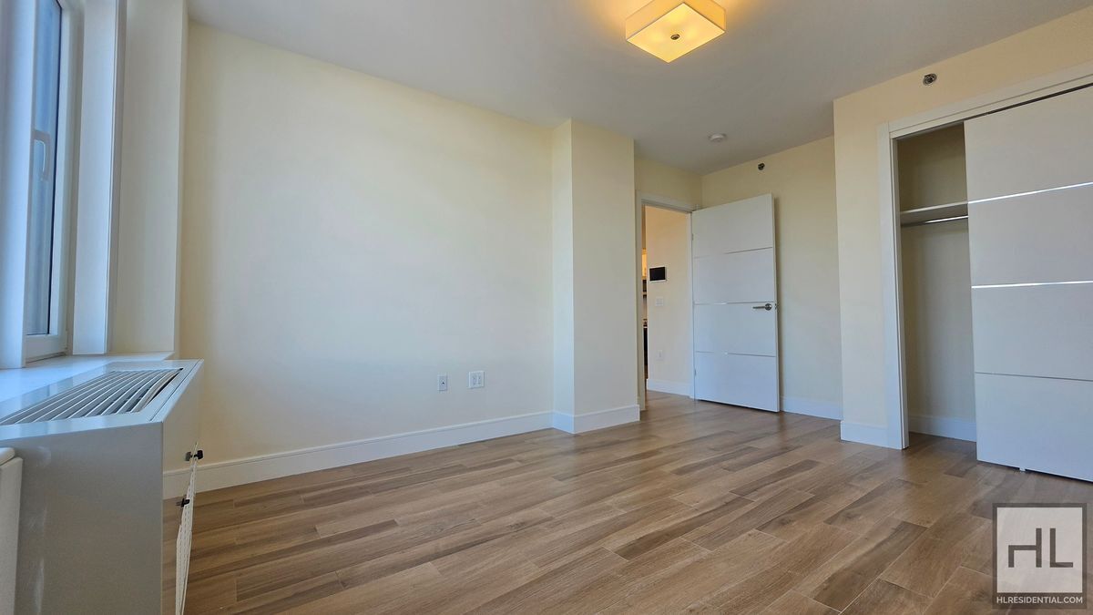 Building Photo - Sunlit 5th-Floor 1-Bed with a Showpiece Open Kitchen