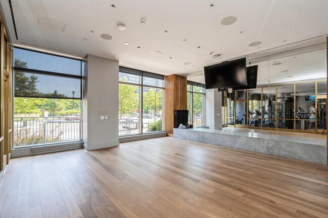 Building Photo - 75 Park Ln S