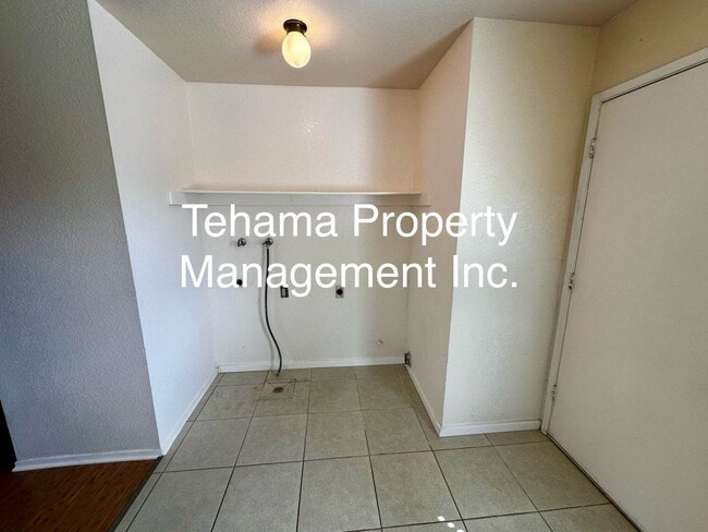 Building Photo - Cute 2 Bedroom 1 Bath Home w/ Large Backyard