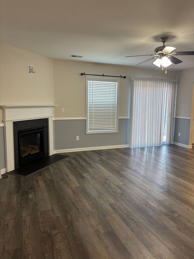 Building Photo - 5 bedroom 3 bath home in Pocalla Springs