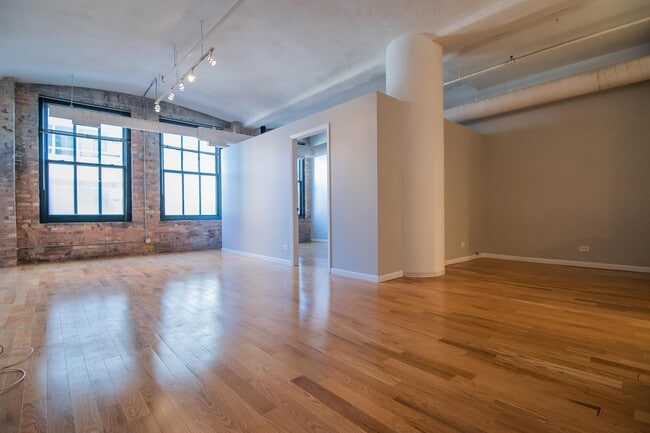 Building Photo - 801 S Wells St