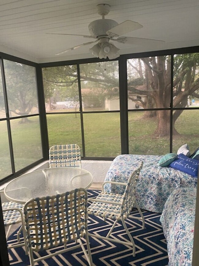 Building Photo - 2 bedroom 2 bathroom home with a screened in porch