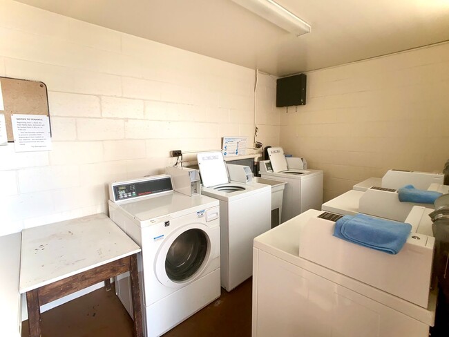 Building Photo - 1130 Hassinger St