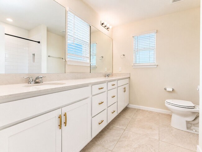 Building Photo - Welcome home to refined family living in this 3Bedrooms / 2.5Baths residence in Tohoqua!