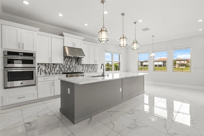 Building Photo - 10511 Royal Cypress Way