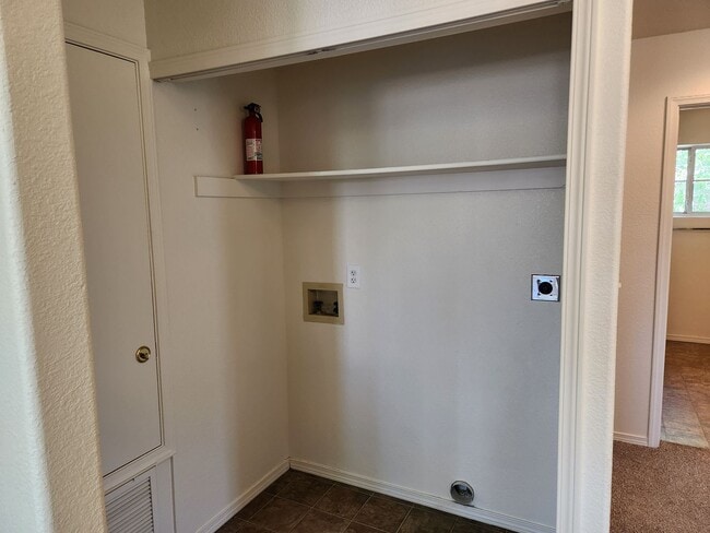 Building Photo - 2 bed / 1 bath in 4 Plex