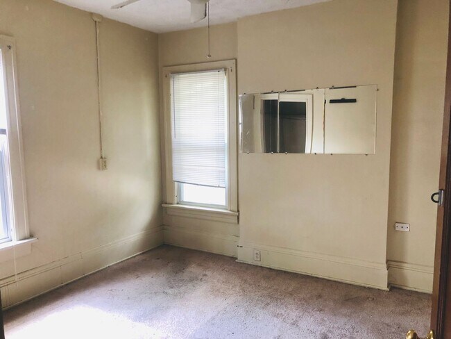 Building Photo - Large House w/ off-street parking & 3 BATHROOMS!