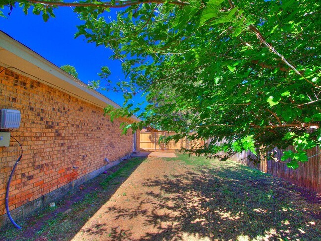 Building Photo - 3 Bed 2 bath!