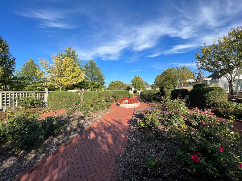 Beautiful gardens - 3443 Cherry Ln