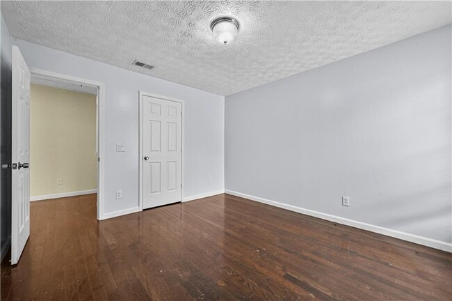 Building Photo - 675 Manor Glen Dr