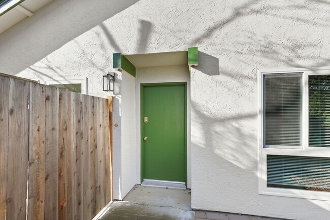 Building Photo - 2 Bedroom 2 Bedroom Home in East Davis with solar