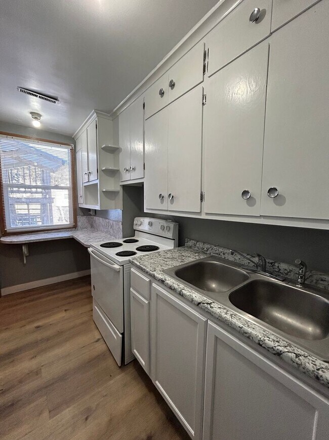 Building Photo - Black Milvus Rentals (6201 S. 42nd St.)