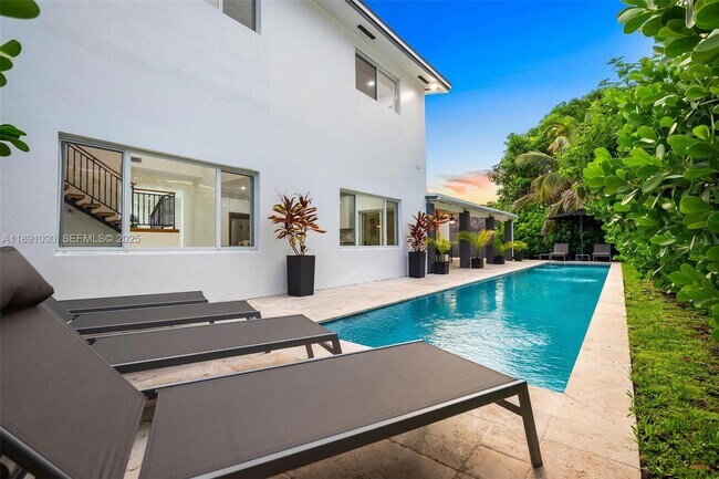 Building Photo - 1651 SW 13th Ave