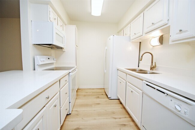 Building Photo - 1860 White Oak Dr