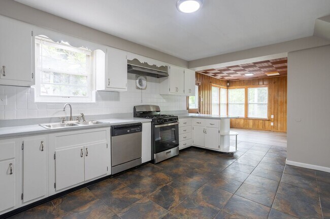 Building Photo - Charming 3 Bedroom 2 Bathroom Home