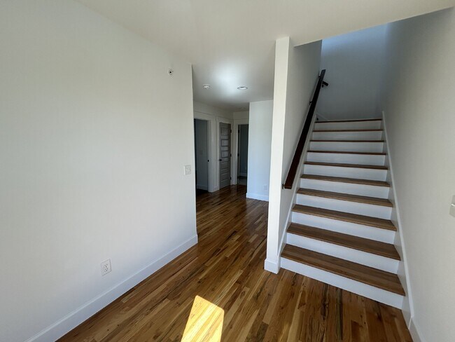 Building Photo - 2BD 2BA 3 STORY TOWNHOME FOR RENT