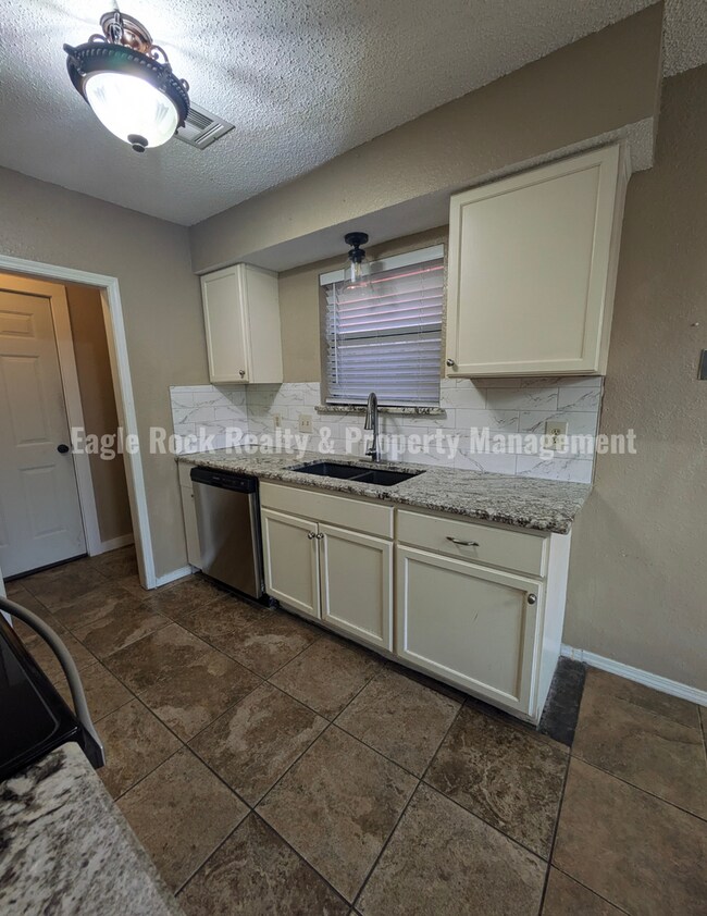 Building Photo - Tulsa House for Rent (3beds/2baths)