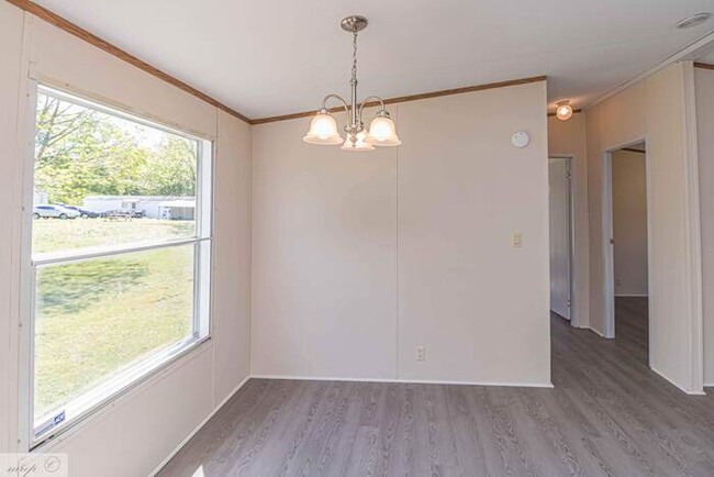 Building Photo - Move in Ready
