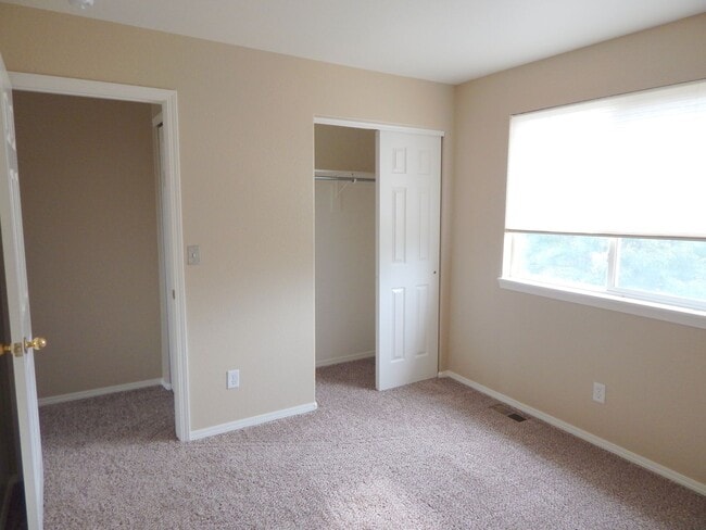 Building Photo - 203 Cleopatra St